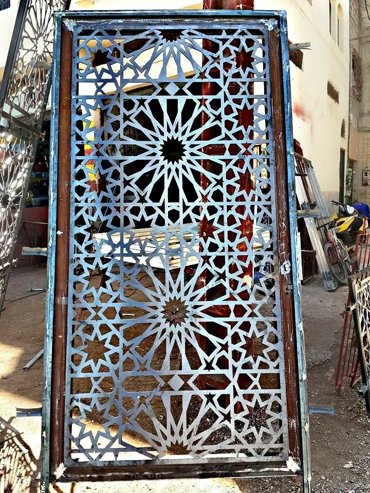 Artisan travaillant le fer forgé dans notre atelier